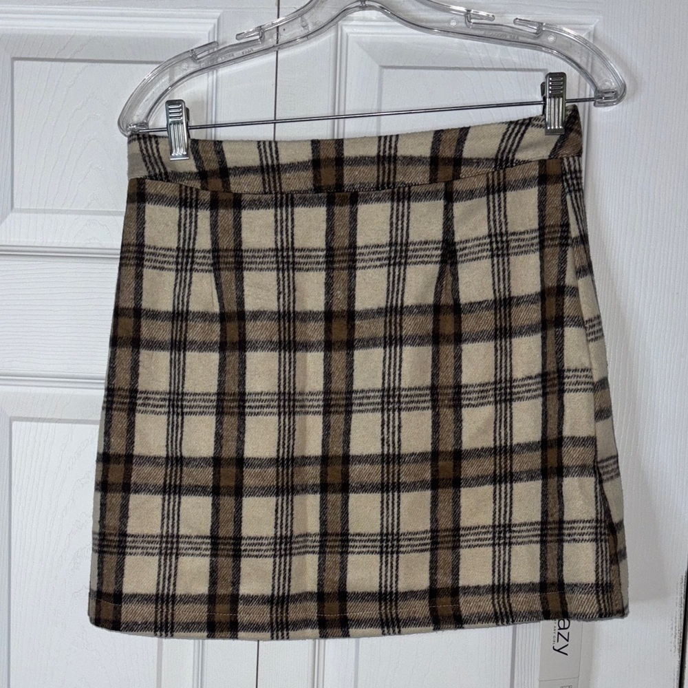 Chic Plaid Mini Skirt in Cream and Brown